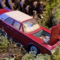 roed-Lincoln-hvidt-tag-motorrum-bagagerum-aabnes-Tekno-829-legetøj-modelbil-gammel